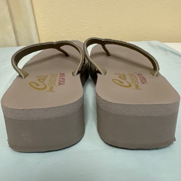 Cali Sketcher Taupe Yoga Foam Rhinestone Flip Flops Size 9 Worn A Few Minutes - Picture 9 of 11